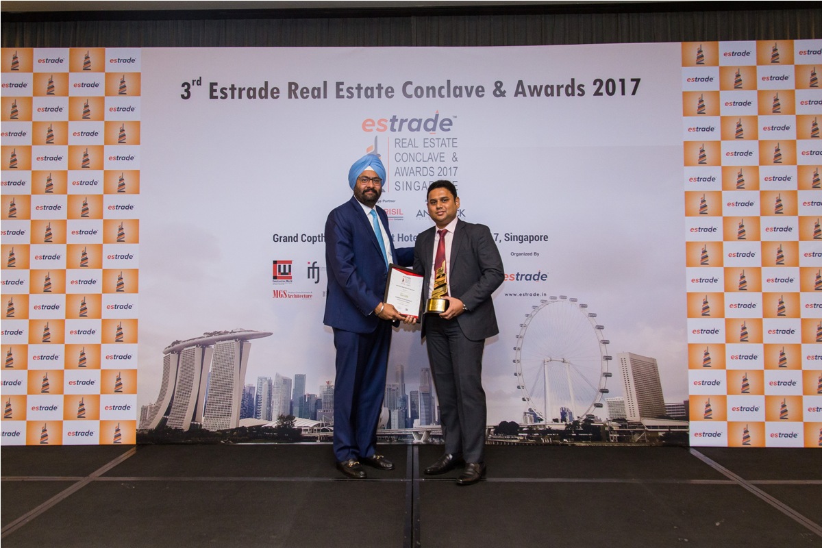 Supreeth Suresh, Managing Partner (Rainbow Properties – Bangalore) accepting the Award from Ashwinder Raj Singh, CEO - ANAROCK Property Consultant Pvt. Ltd.