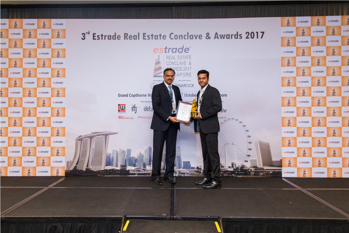 Ar.Raghunathan E, Principal Architect (EarthenHive Architects – Bangalore) accepting the Award from Sudhir Nair, Director – CRISIL