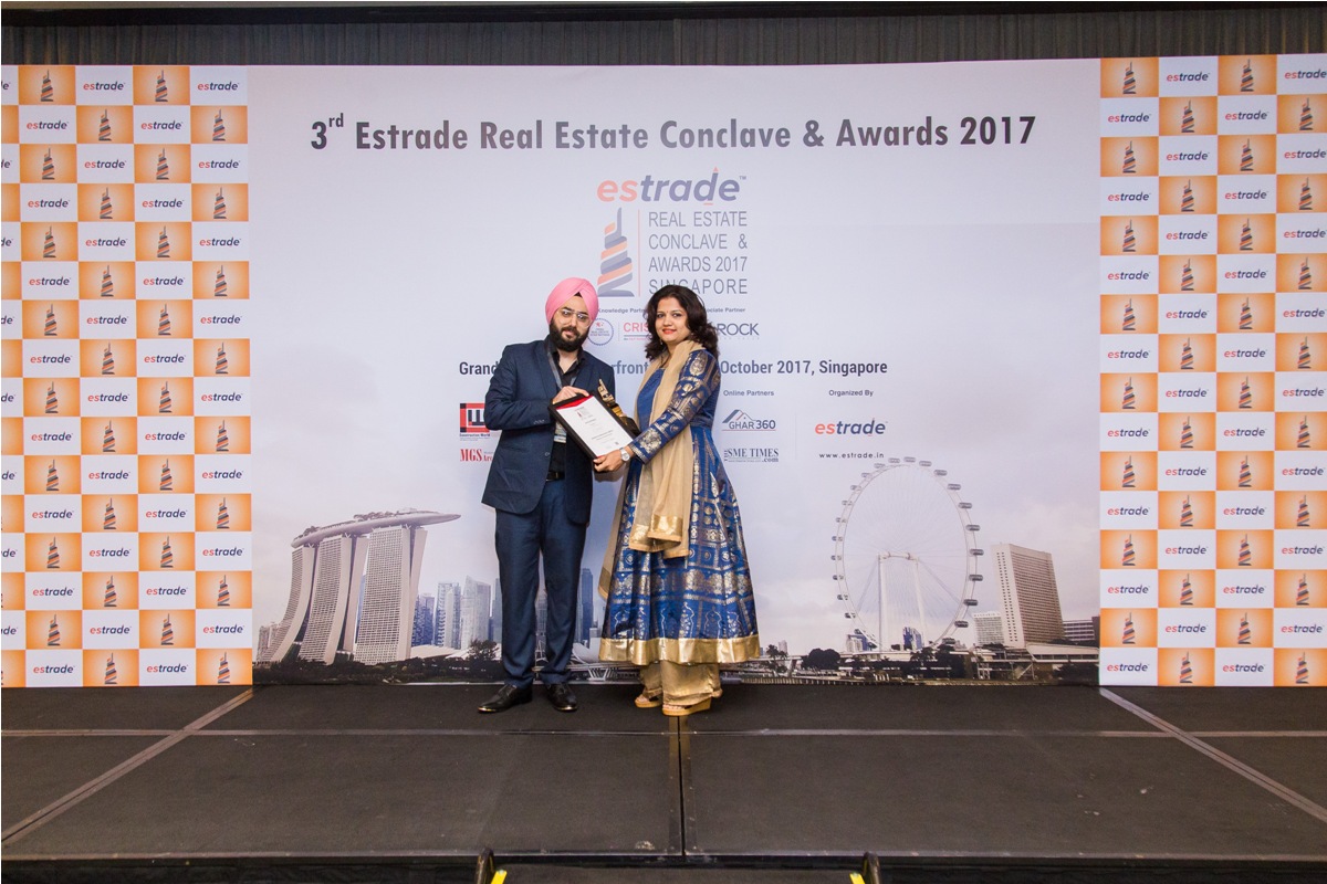 Vibha S. Ponkshe, Associate Partner (Worksphere Architects Pvt. Ltd. – Mumbai) accepting the Award from Mr. Prince Nagpal - Director (Estrade Media Pte. Ltd.) Singapore